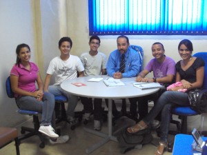 estagiários equipe de estagiários reunidos na gerência do CETIS